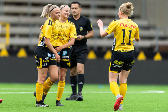 Elfsborgs Evelina Brink jublar med Matilda Ståhlbom