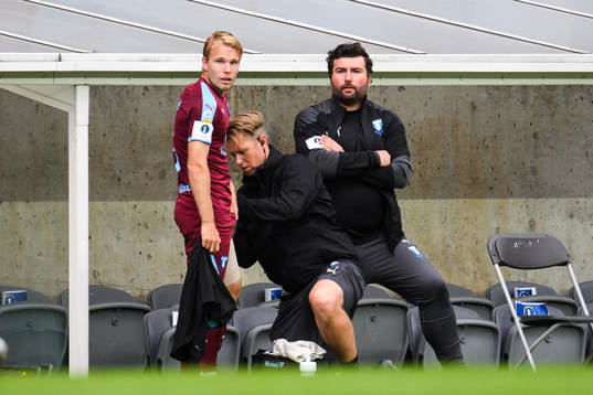 Malmö FFs Oscar Lewicki lämnar planen