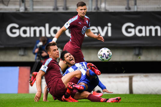IFK Göteborgs Hosam Aiesh i en kamp mot Jonas Knudsen och