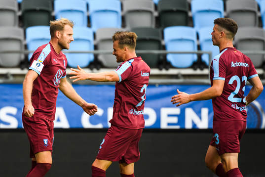 Malmö FFs Ola Toivonen jublar med Eric Larsson och Marcus