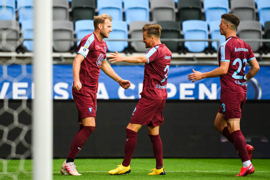 Malmö FFs Ola Toivonen jublar med Eric Larsson och Marcus