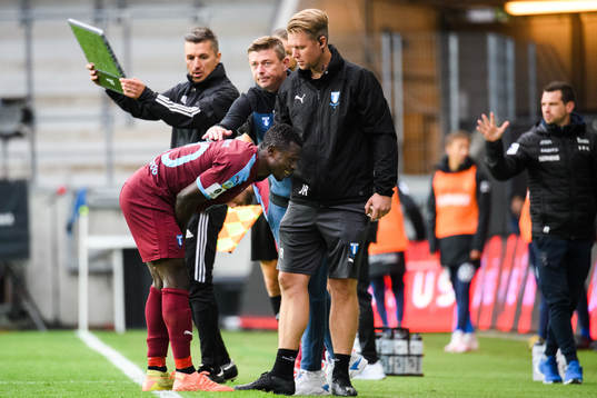Malmö FFs Bonke Innocent lämnar planen