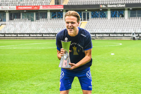 IFK Göteborgs August Erlingmark jublar med pokalen