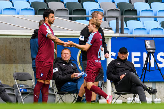 Malmö FFs Behrang Safari byter av Oscar Lewicki