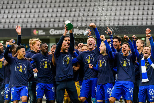 IFK Göteborgs Robin Söder lyfter pokalen med lagkamraterna
