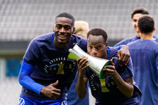 IFK Göteborgs Alhassan Yusuf Abdullahi jublar med pokalen