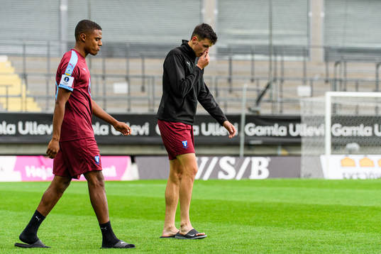 Malmö FFs Amin Sarr och Anel Ahmedhodzic deppar