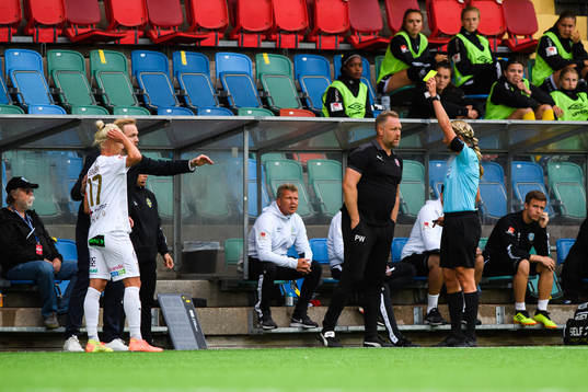 Domare Tess Olofsson med en varning