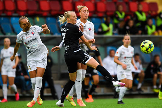 Göteborgs Stina Blackstenius i en kamp mot Rosengårds