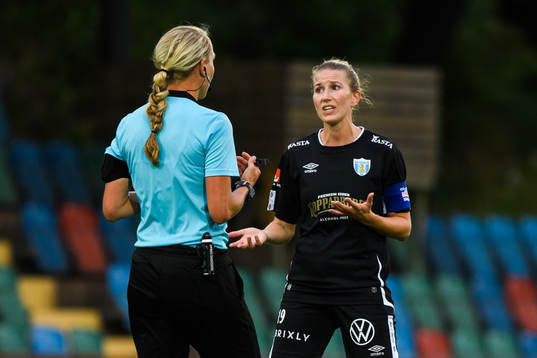 Göteborgs Emma Berglund och domare Tess Olofsson