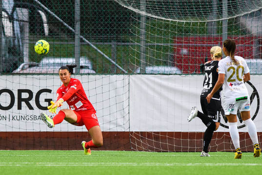 Rosengårds målvakt Zecira Musovic räddar skott från