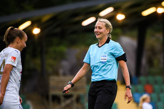 Domare Tess Olofsson underr  fotbollsmatchen i