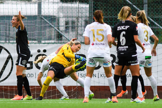 Göteborgs målvakt Jennifer Falk och Emma Berglund