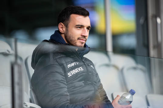 IFK Göteborgs Giorgi Kharaishvili på läktaren  innan