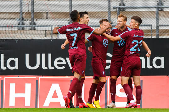 Malmö FFs Ola Toivonen jublar med lagkamratern