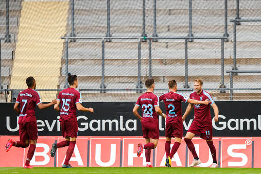 Malmö FFs Ola Toivonen jublar med lagkamratern