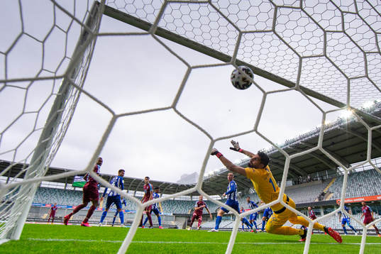 Malmö FFs Ola Toivonen skjuter 0-1 bakom IFK Göteborgs