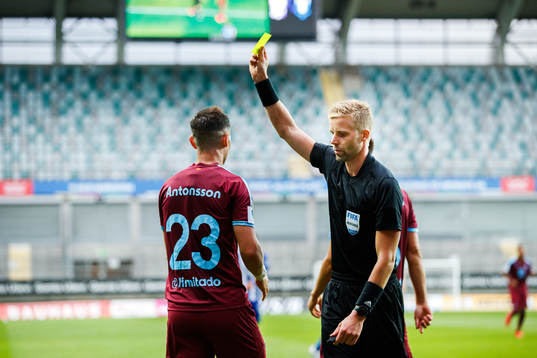 Malmö FFs Marcus Antonsson får en varning av domare Glenn