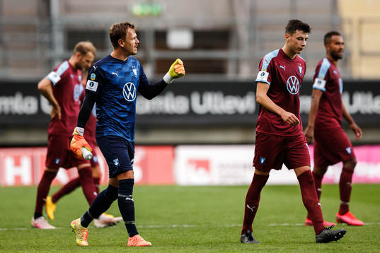 Malmö FFs målvakt Johan Dahlin och Anel Ahmedhodzic deppar
