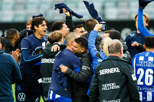 IFK Göteborgs tränare Poya Asbaghi jublar