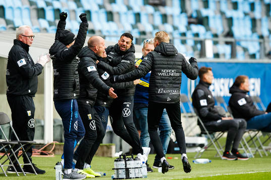 IFK Göteborgs tränare Poya Asbaghi jublar