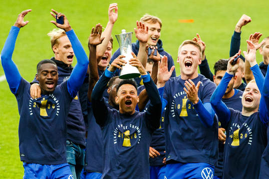 IFK Göteborgs Tobias Sana jublar med pokalen