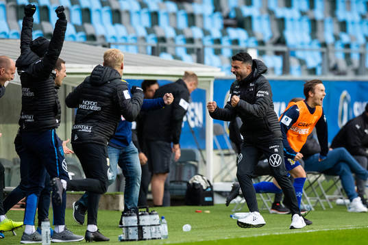 IFK Göteborgs tränare Poya Asbaghi jublar på