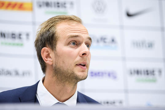 s sportchef Henrik Jurelius när Bartosz Grzelak som