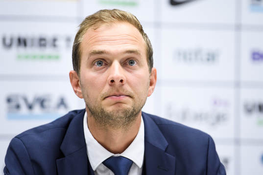 s sportchef Henrik Jurelius när Bartosz Grzelak som