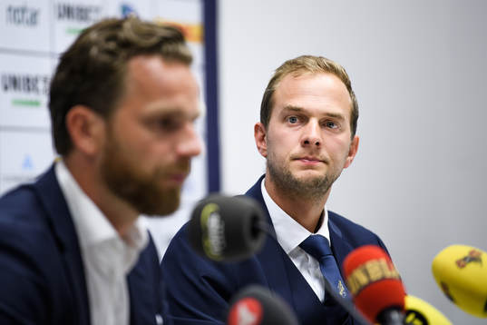 s sportchef Henrik Jurelius när Bartosz Grzelak som