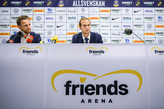 s sportchef Henrik Jurelius när Bartosz Grzelak som
