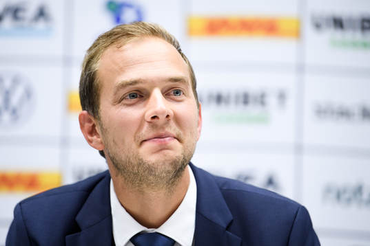s sportchef Henrik Jurelius när Bartosz Grzelak som
