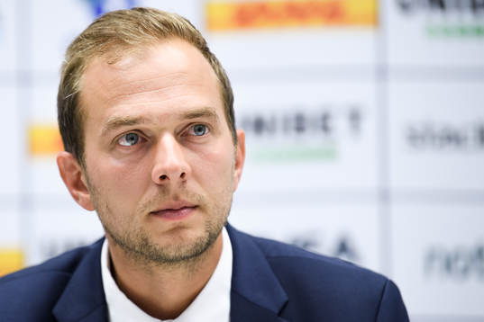 s sportchef Henrik Jurelius när Bartosz Grzelak som