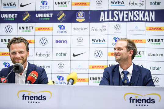 s sportchef Henrik Jurelius när Bartosz Grzelak som