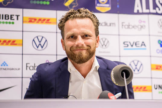 s nya huvudtränare på en presskonferens på Friends Arena