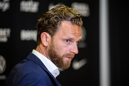 s nya huvudtränare på en presskonferens på Friends Arena