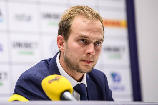 s sportchef Henrik Jurelius på en presskonferens där