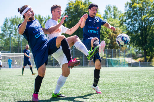 Limhamns Sebastian Lundin mellan Rosengårds Damir Bislimi