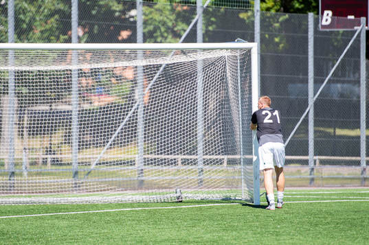 Limhamns spelare hjälper till att få målburen på plats