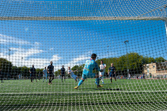 Limhamns Max Forslund skjuter mot Rosengårds målvakt Edon