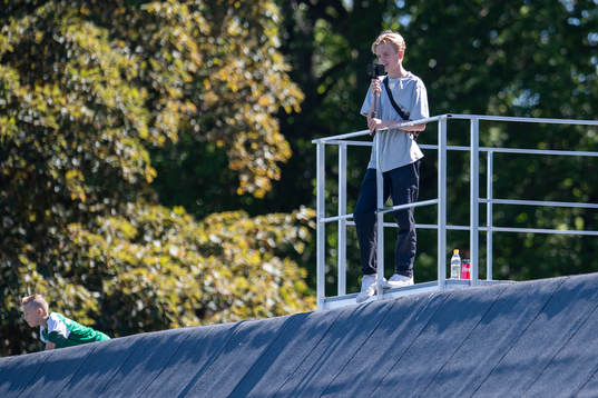 En pojke filman matchen med telefonen