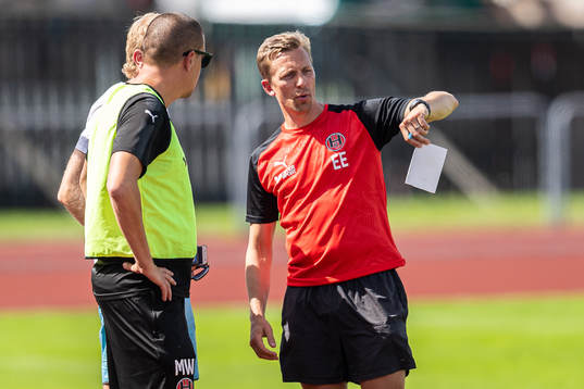 Hittarps tränare Erik Edman i samtal med assisterande