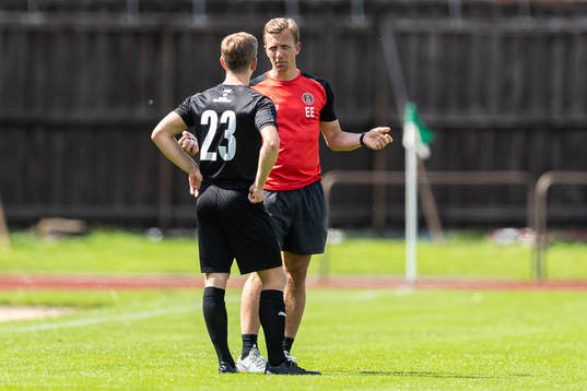 Hittarps Pelle Rosenlind i diskussion med tränare Erik