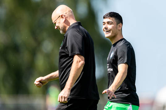 Klippans massör Per-Olof Ney i samtal med Surik Ozmanov