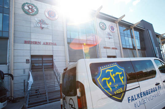 En bil med Falkenbergs logotyp utanför Behrn Arena