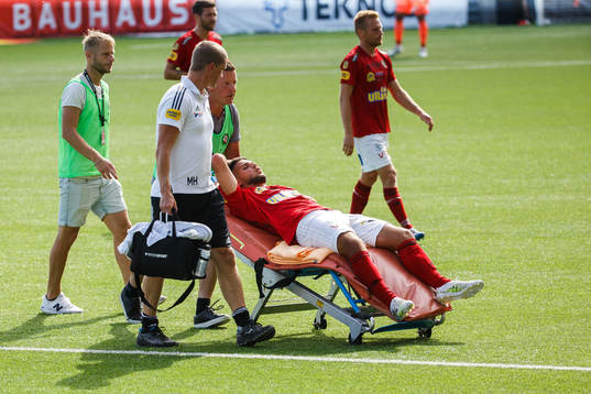 Falkenbergs Edi Sylisufaj lämnar planen på bår