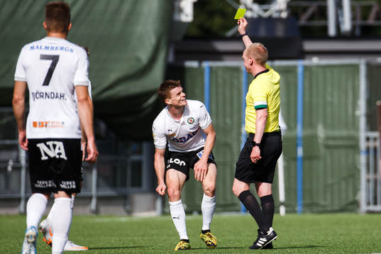 Örebros Albin Granlund får en varning