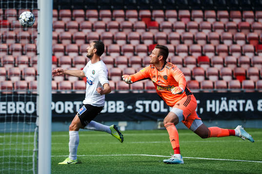 Örebros Agon Mehmeti gör 1-1 bakom Falkenbergs målvakt