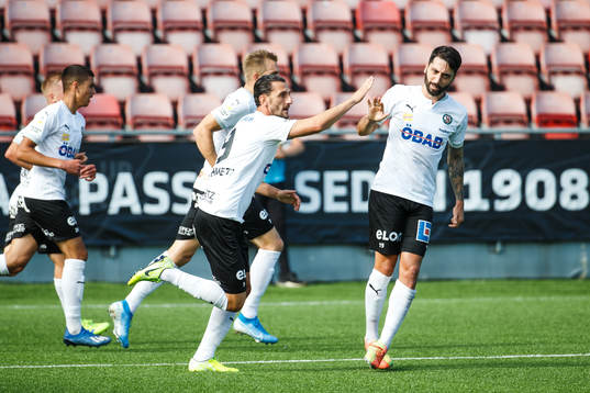 Örebros Agon Mehmeti och Nahir Besara jublar