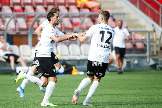 Örebros Agon Mehmeti och Jake Larsson jublar